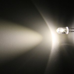 LED 5mm teplá bílá 6000mcd/50° čirá Hebei 550PWO4C